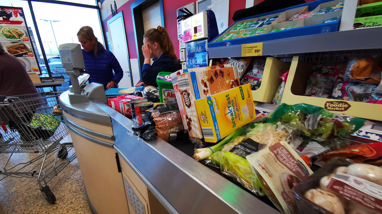 aldi employees at register