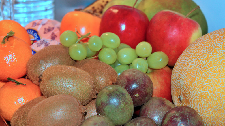 Pile of round fruits